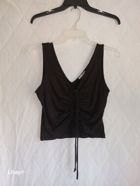 Heart & Hips Black Ruched V-Neck Crop Tank